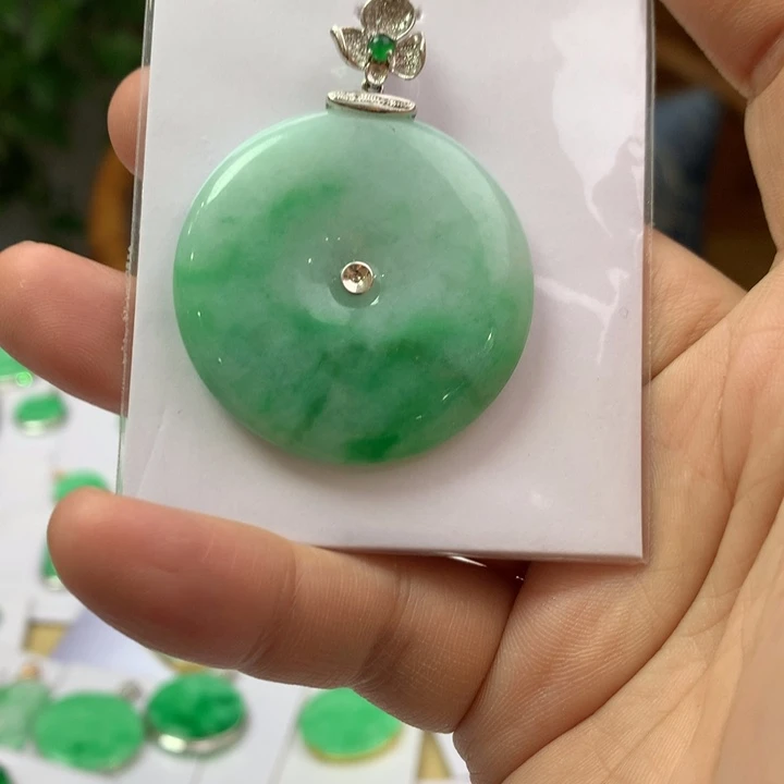 翡翠颈饰18K金镶嵌翡翠吊坠