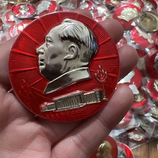 清***间其他普通金属圆形红色人物像章