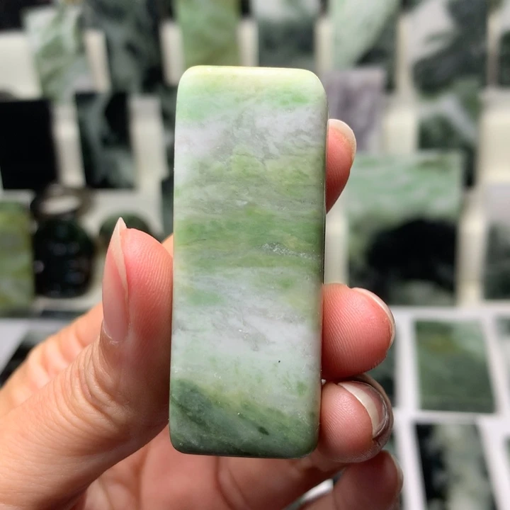 独山玉颈饰未镶嵌野*