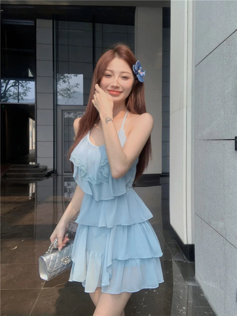 纯欲风露背挂脖连衣裙女夏季收腰气质设计感A字裙显瘦蛋糕短裙子