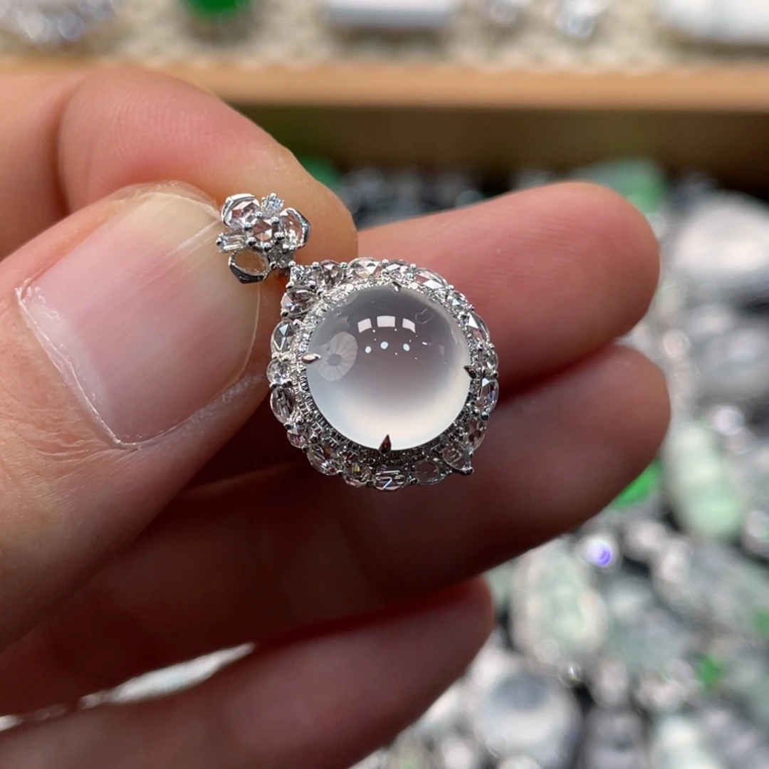 翡翠18K金镶嵌颈饰蛋面吊坠