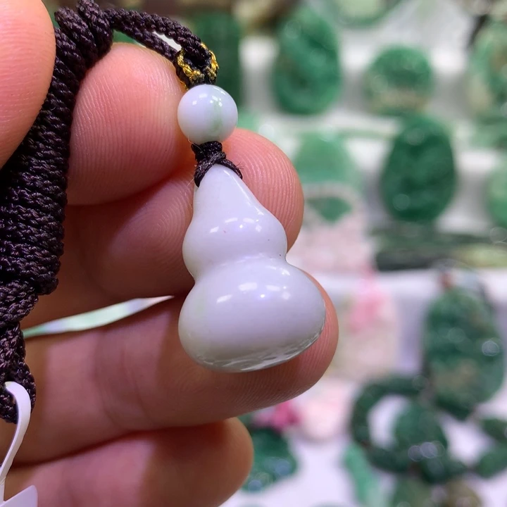 独山玉未镶嵌颈饰