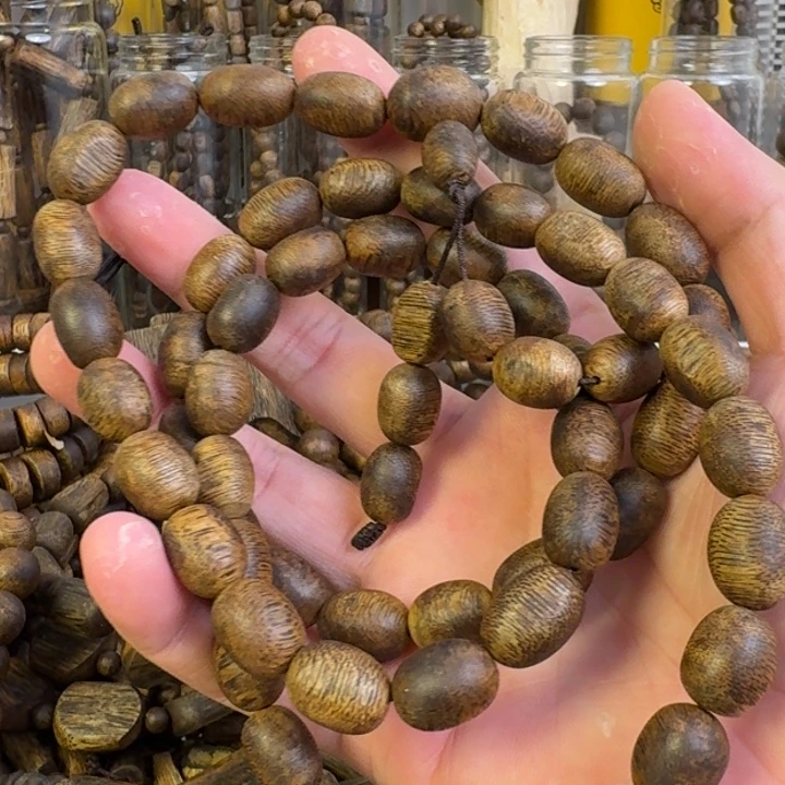 沉香手串乌身圆叶手串