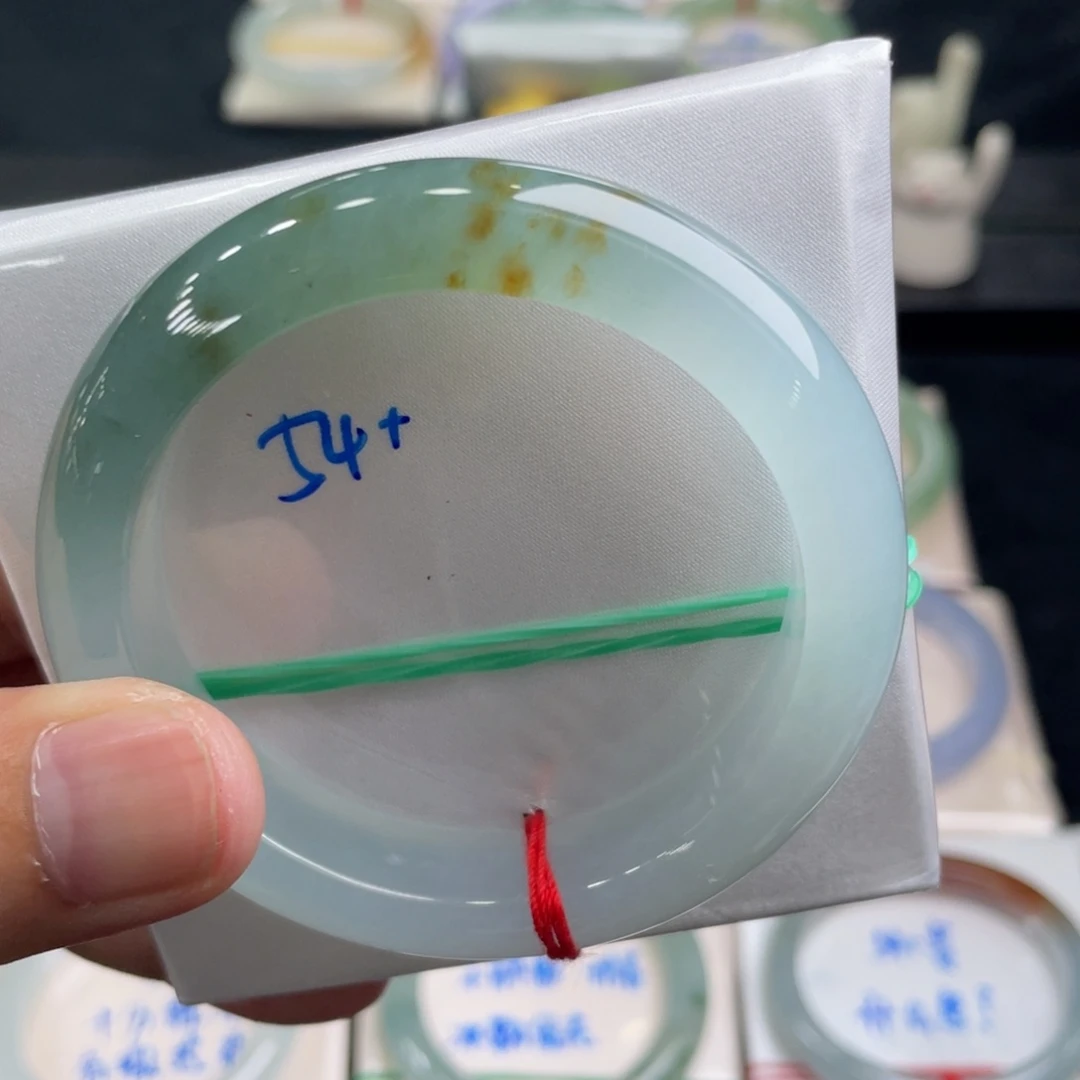 翡翠手镯未镶嵌翡翠手镯