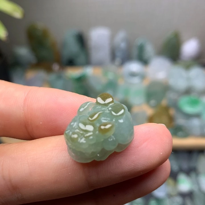 翡翠未镶嵌颈饰貔貅