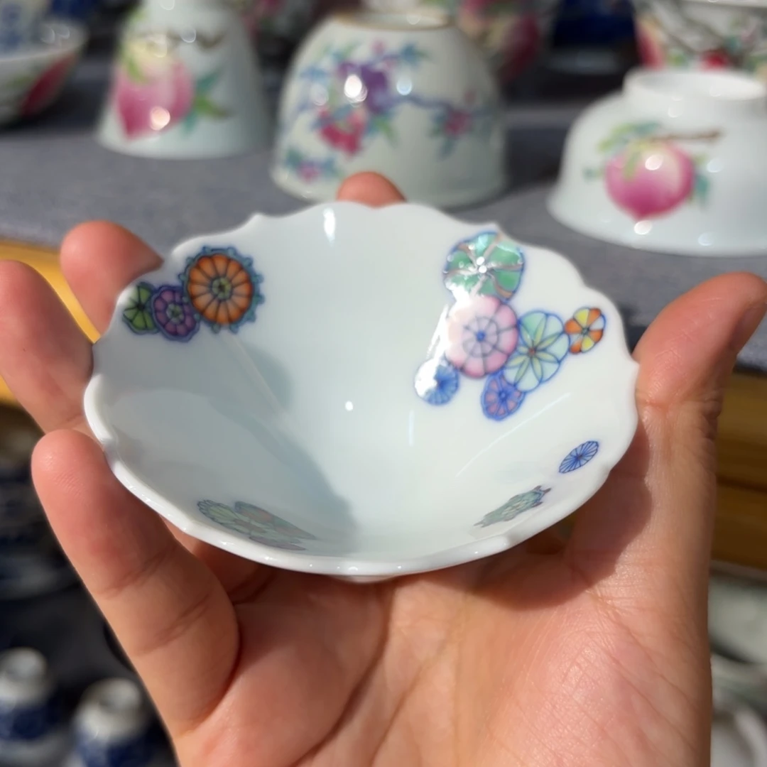 瓷斗彩皮球花主人杯…………