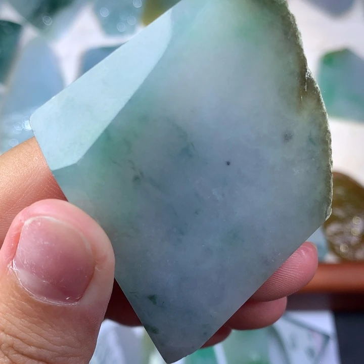 翡翠未镶嵌颈饰好