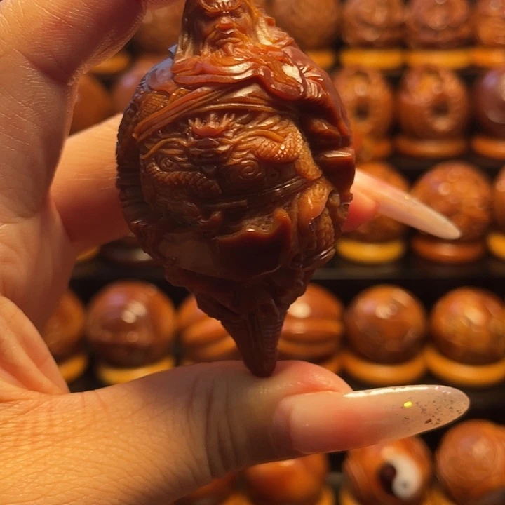 大***哥橄榄核把件橄榄雕刻