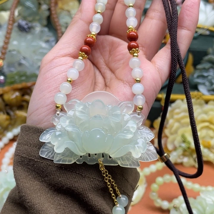 蛇纹石玉吊坠合金