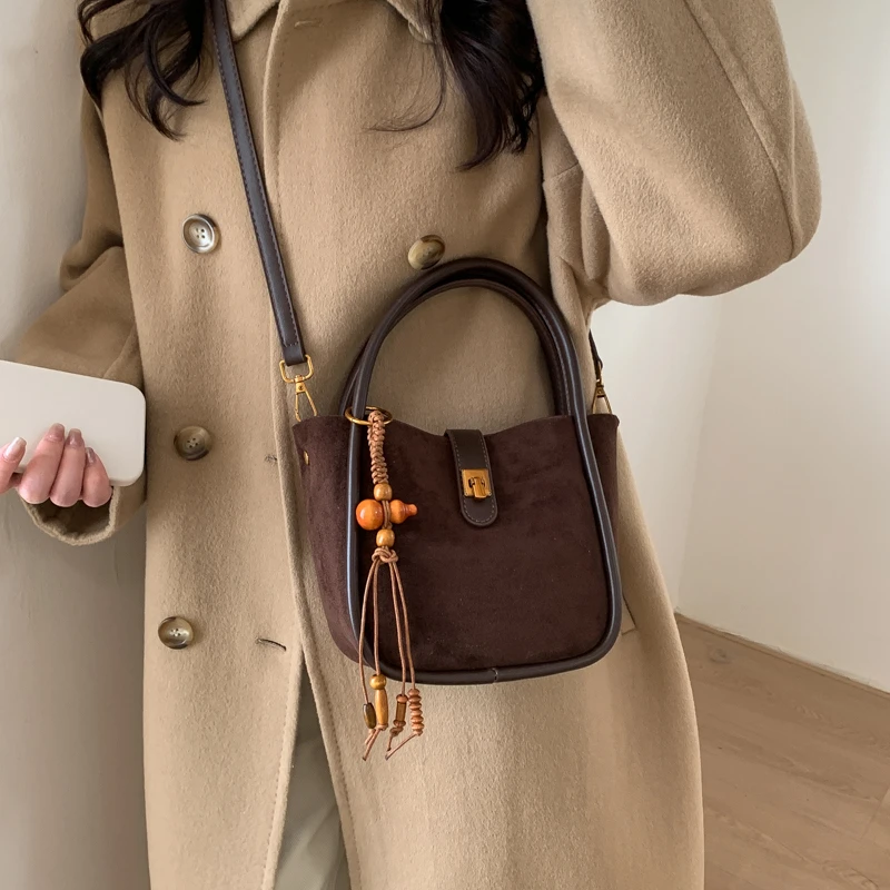 麂皮绒水桶包女手提小拎包2025秋冬新款时尚百搭日常通勤斜挎包