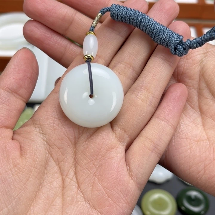 和田玉颈饰未镶嵌奶***杯