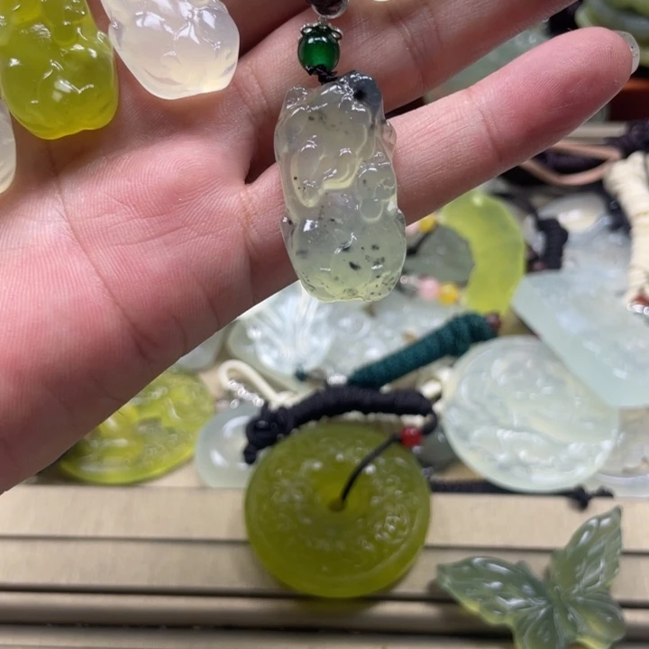 芳***草蛇纹石玉未镶嵌颈饰