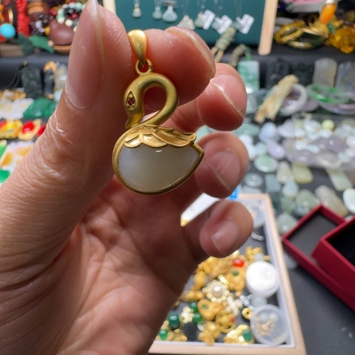 和田玉合金吊坠(赠链)和田玉小天鹅吊坠