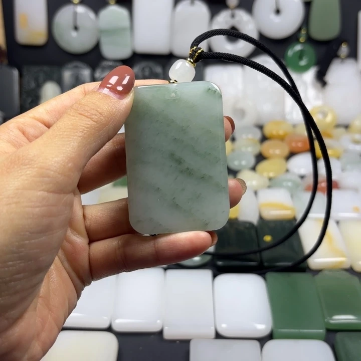 石英质玉（金丝玉）未镶嵌颈饰