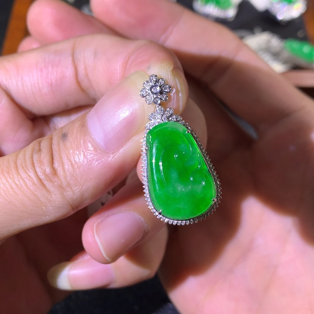 翡翠18K金镶嵌颈饰翡翠