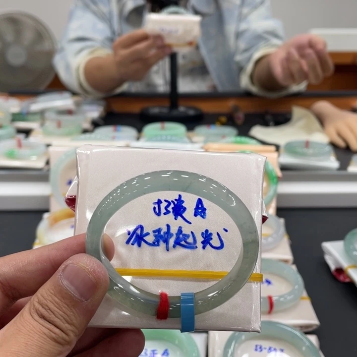 翡翠未镶嵌手镯缅甸翡翠