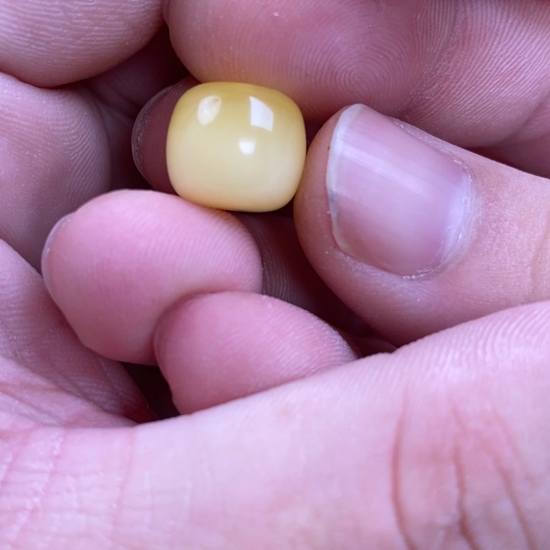 蜜蜡裸石未镶嵌亚****）