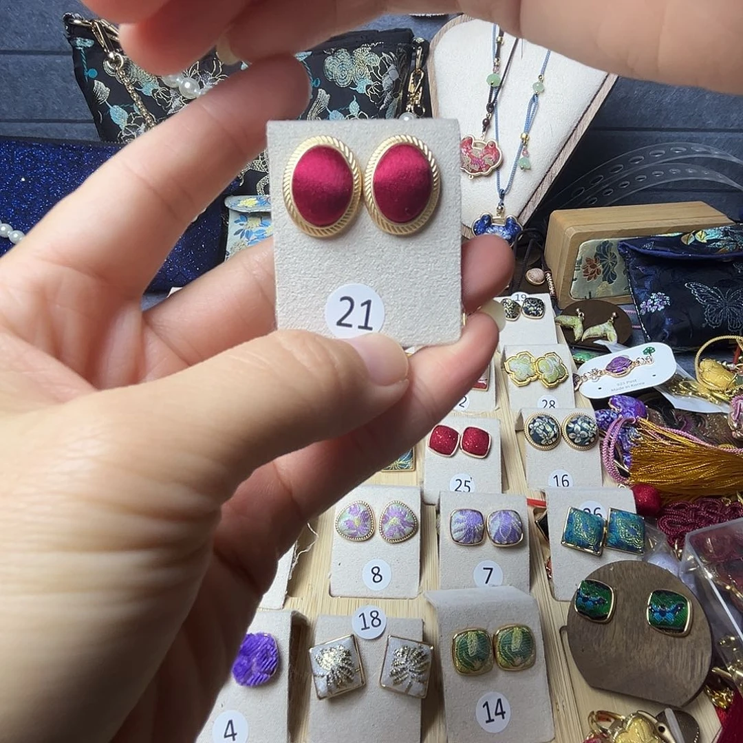 布艺锌合金椭圆酒红耳钉一对