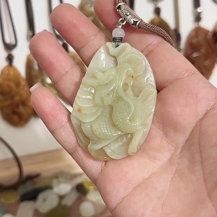 岫玉合金颈饰龙牌
