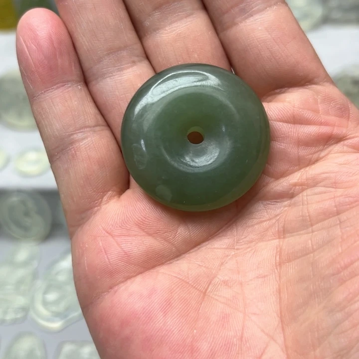 蛇纹石玉颈饰未镶嵌美**生