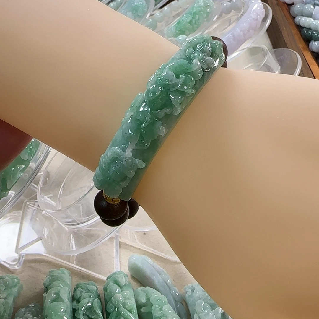 翡翠未镶嵌颈饰手牌