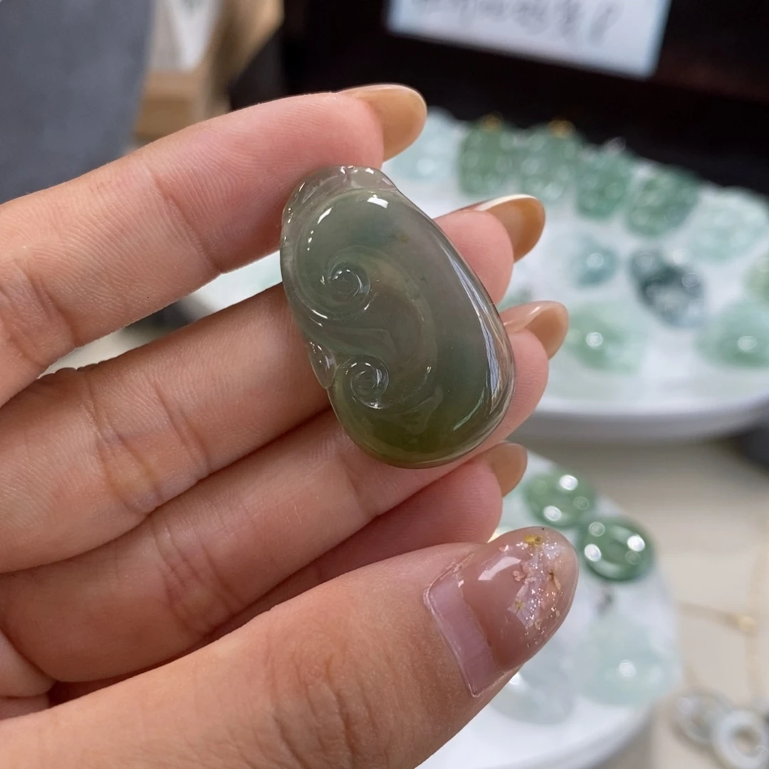 翡翠未镶嵌颈饰如意