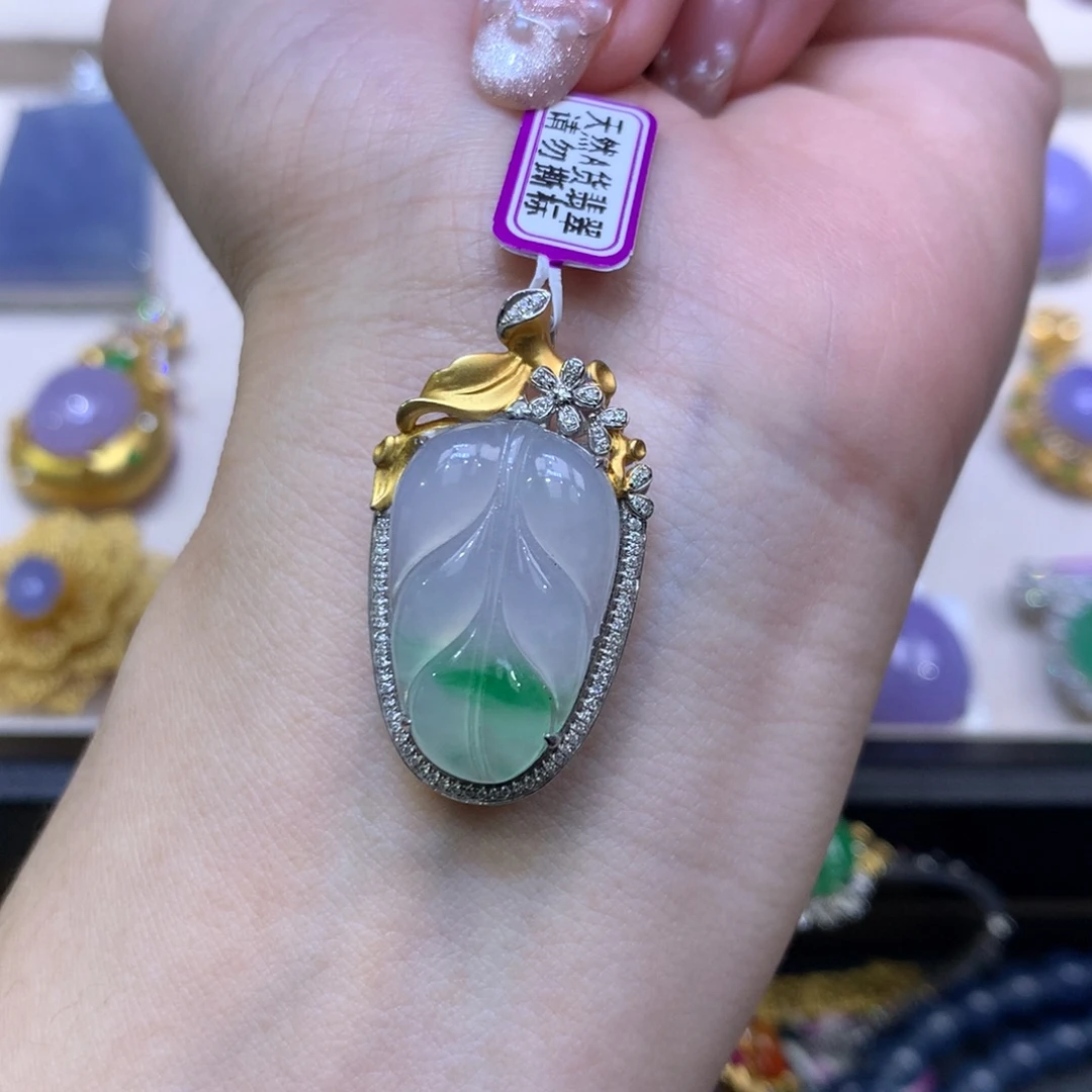 翡翠18K金镶嵌颈饰