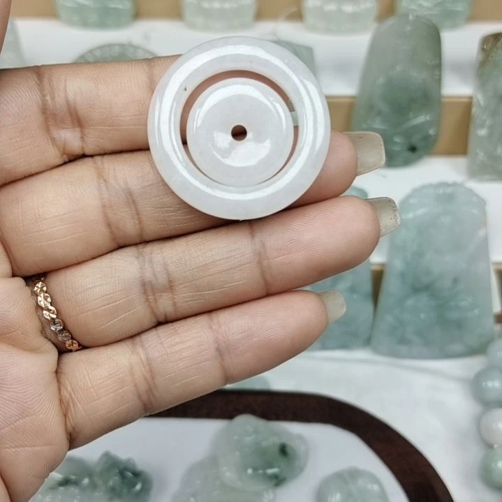 翡翠颈饰未镶嵌天然翡翠和母子扣。