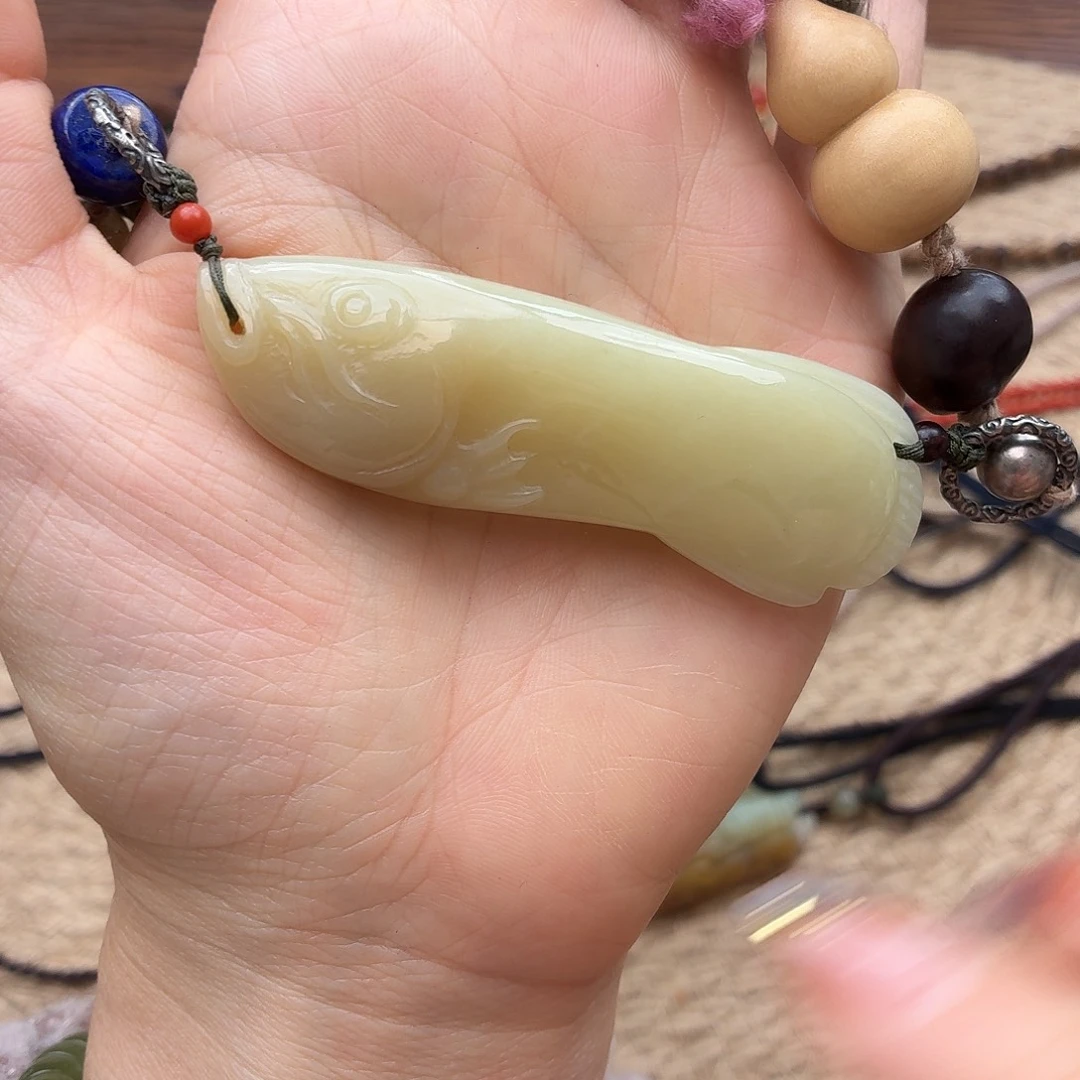 汤***勺和田玉未镶嵌颈饰