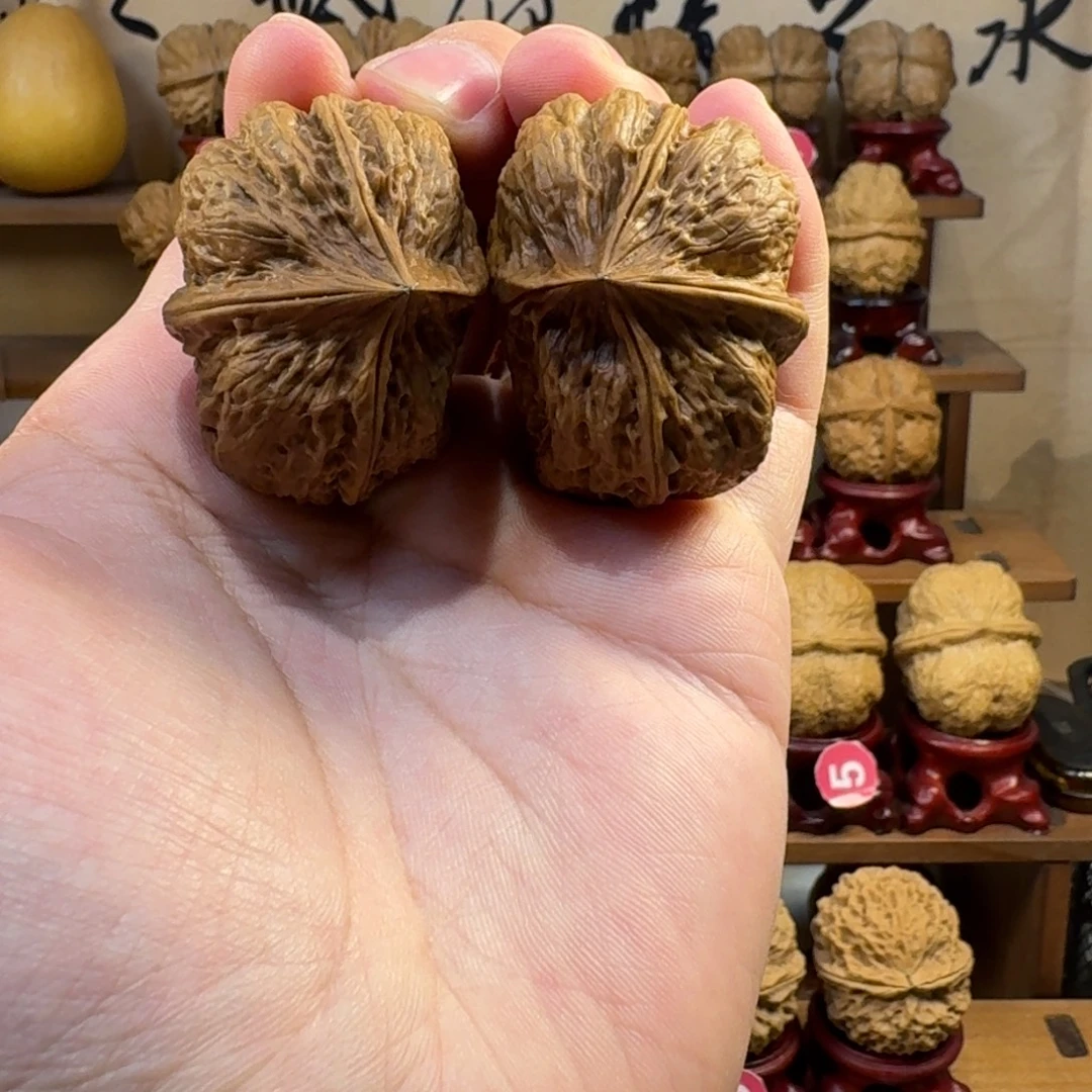 铁核桃把件异形四棱半壁江山