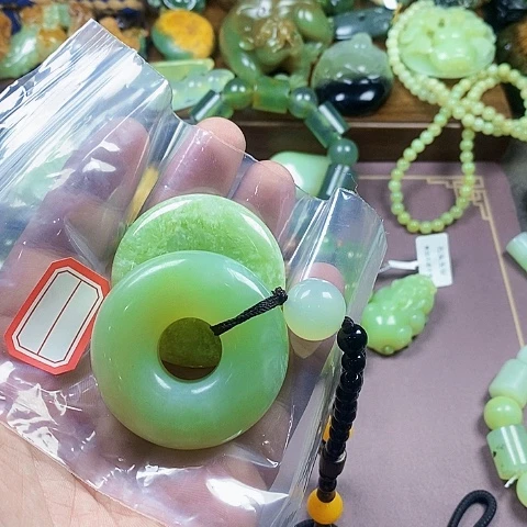 未镶嵌蛇纹石玉颈饰