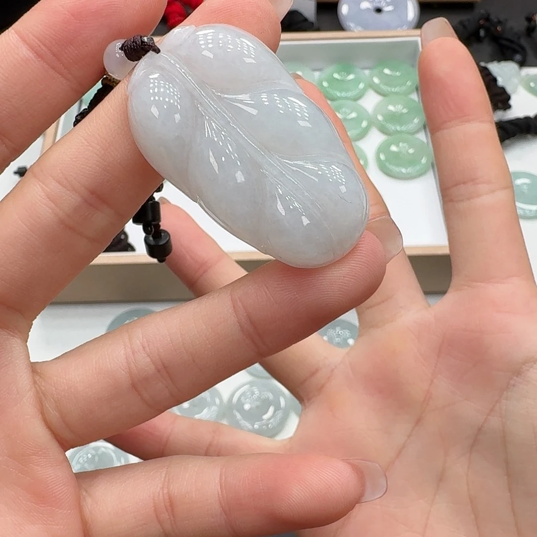 D****翡翠未镶嵌颈饰多样性发其一叶子