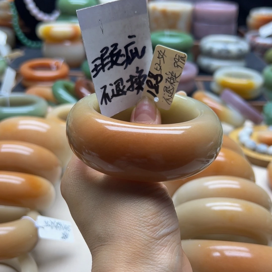 L***L石英岩玉未镶嵌手镯