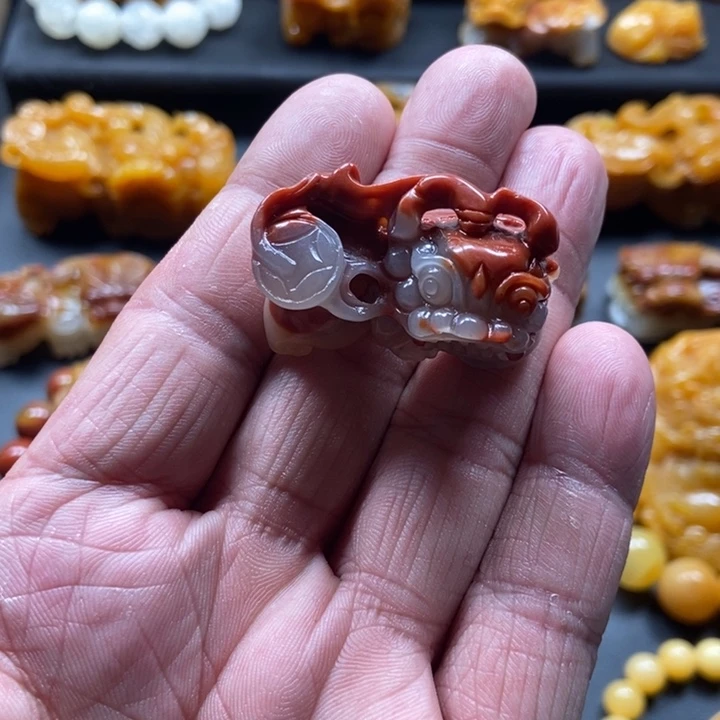 石英质玉（黄龙玉）未镶嵌颈饰