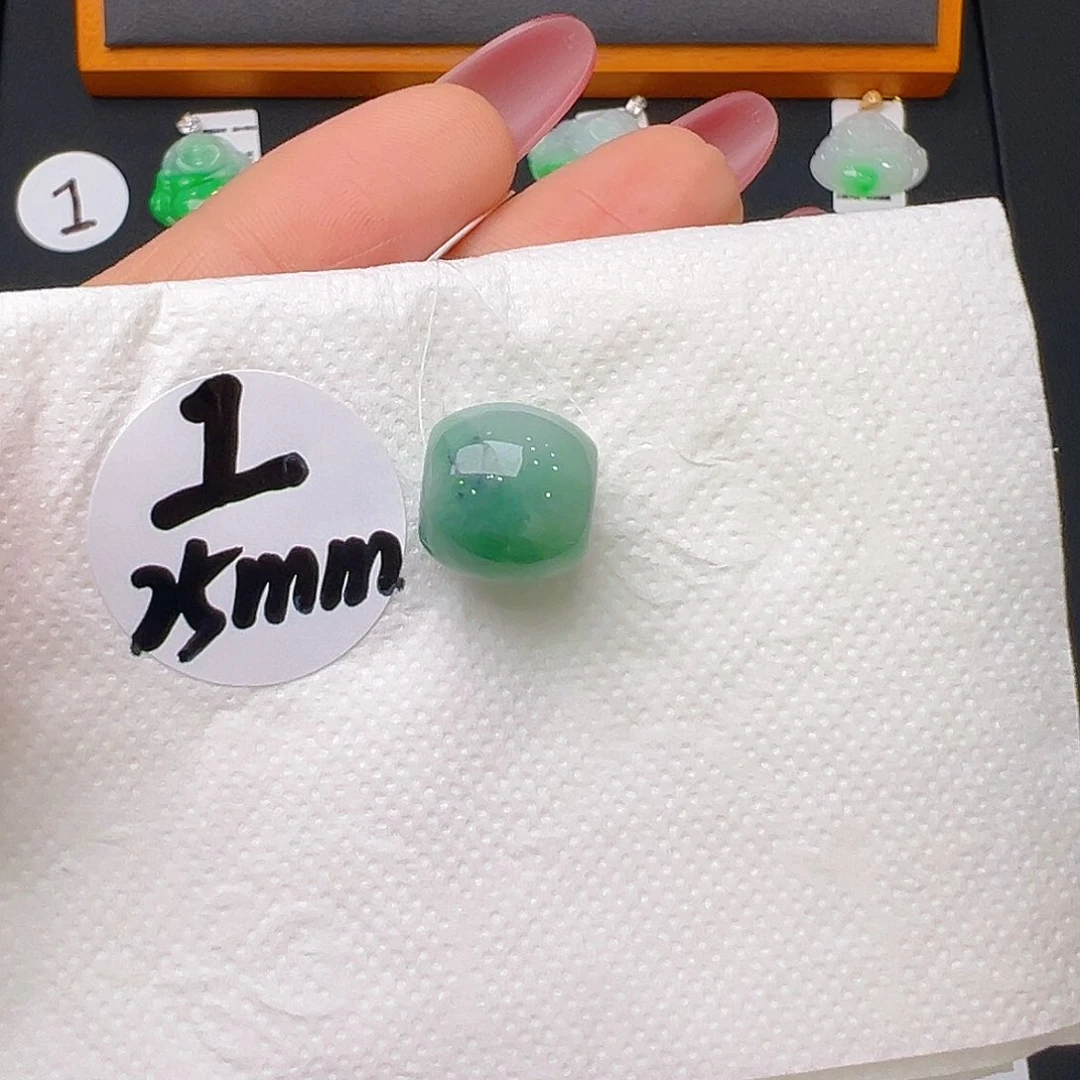 翡翠未镶嵌颈饰俘