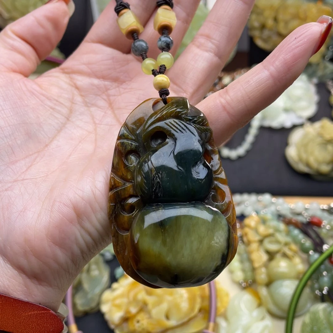 蛇纹石玉颈饰未镶嵌