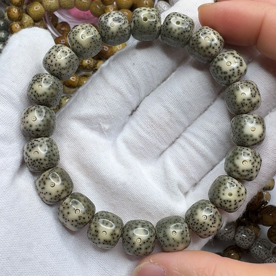 手串星月菩提11.86x11石玉绿包白老料黑星
