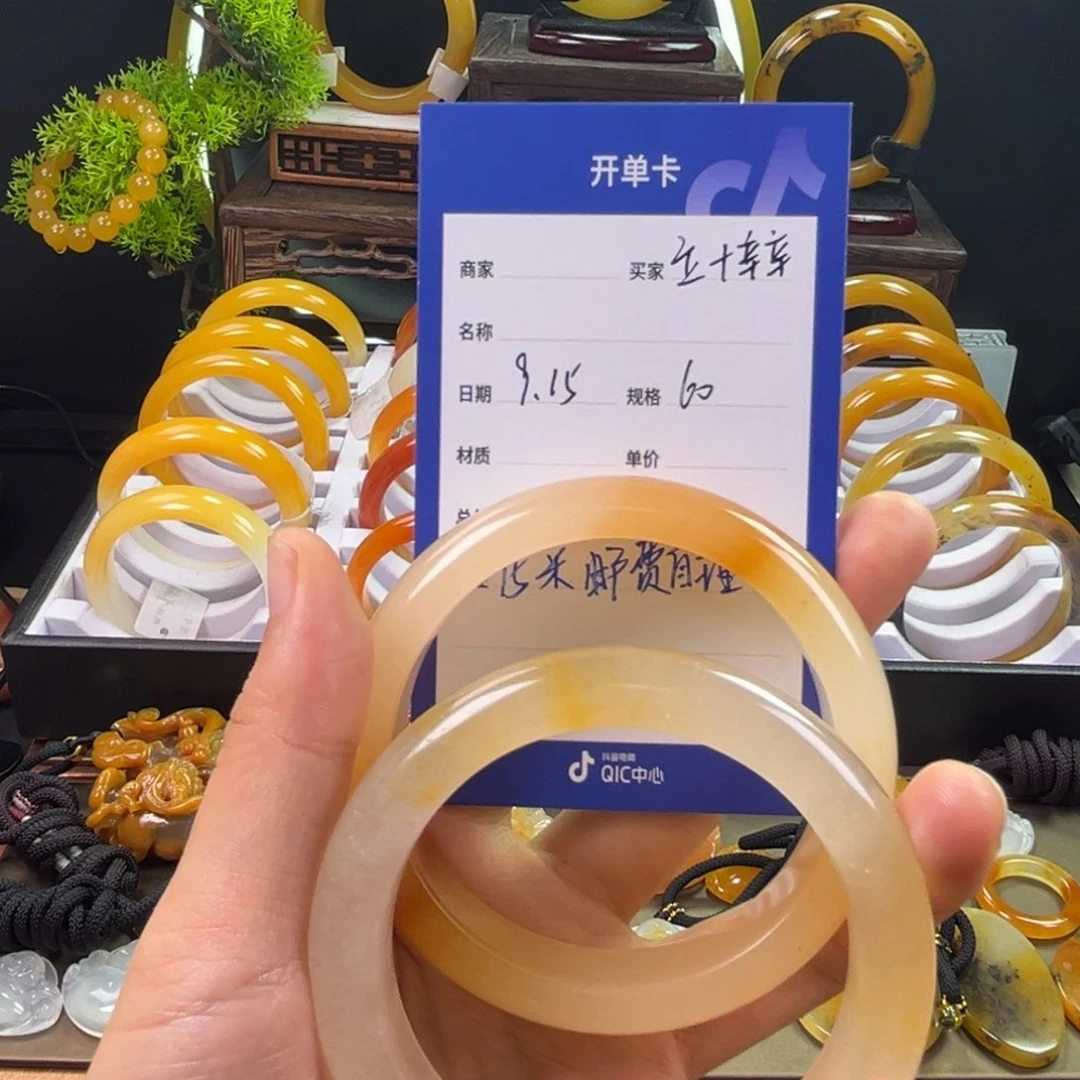 未镶嵌石英质玉（黄龙玉）手镯立**辛