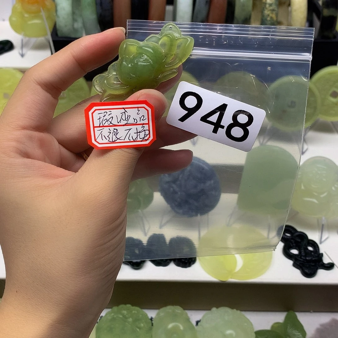 蛇纹石玉颈饰未镶嵌