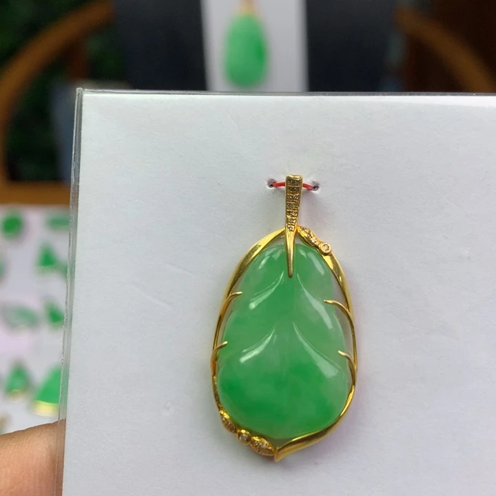 翡翠18K金镶嵌颈饰