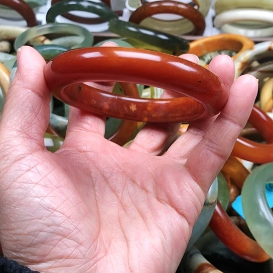 蛇纹石玉手镯未镶嵌于*瑞