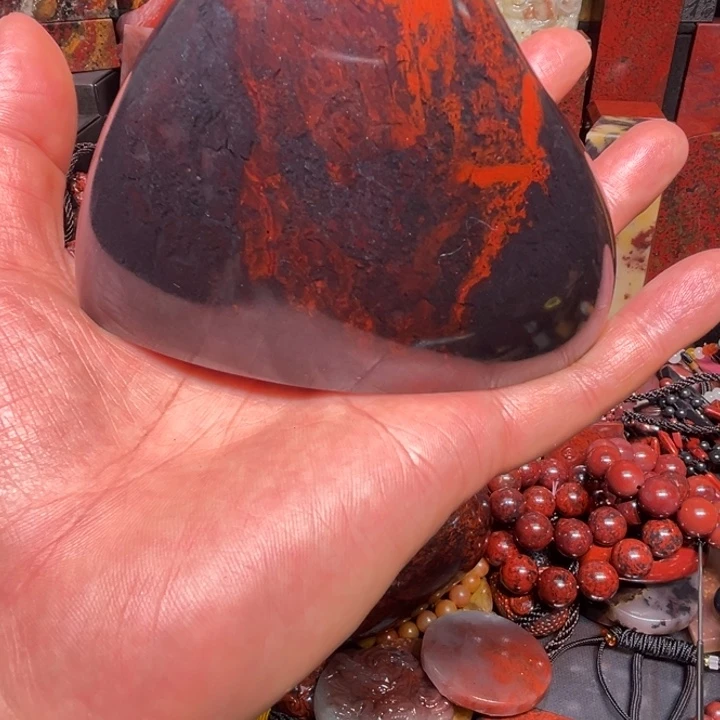 玉黑地红手玩摆件