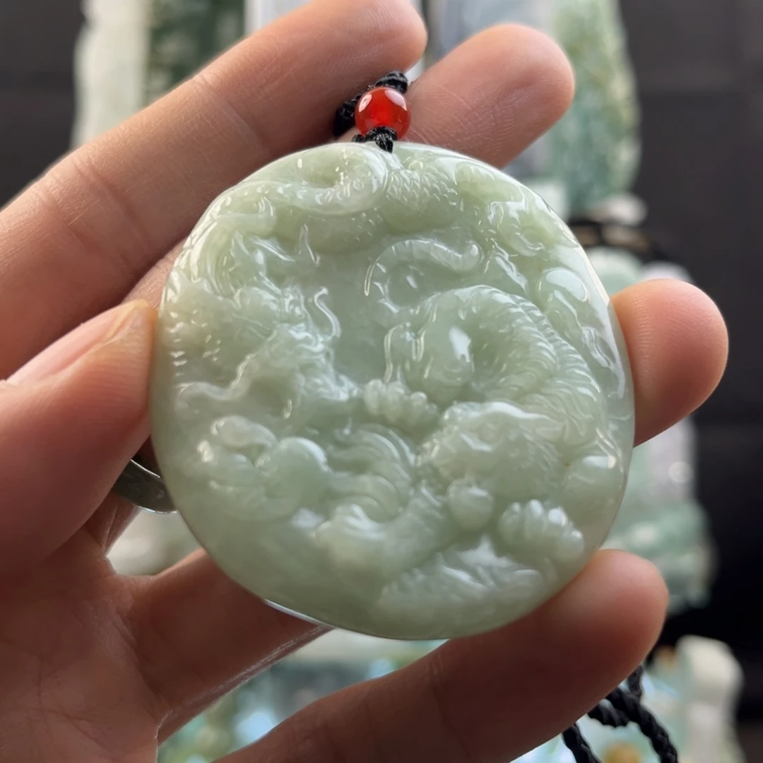 翡翠颈饰未镶嵌龙虎