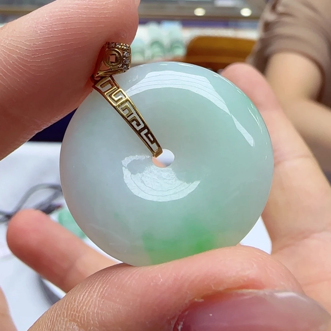 颈饰18K金镶嵌翡翠平安扣