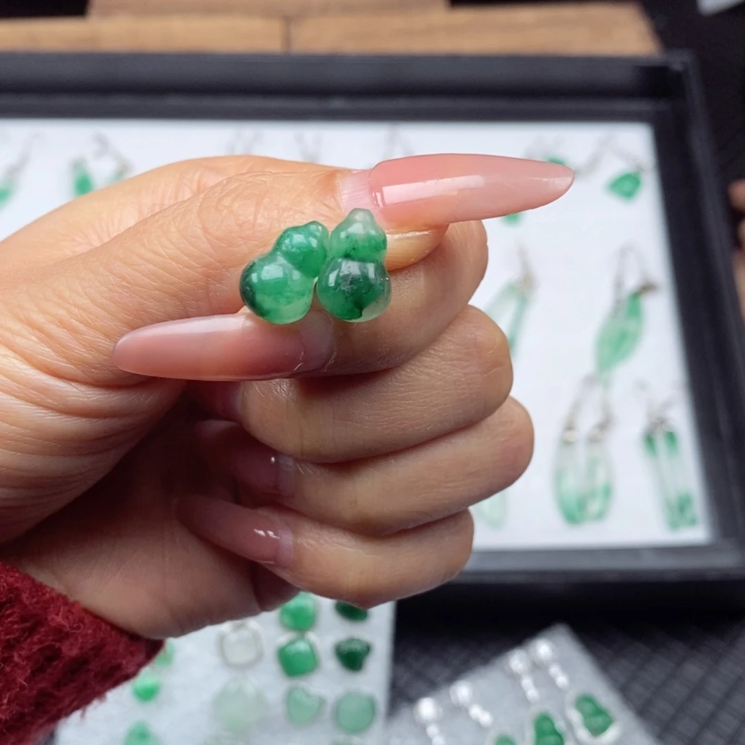 石英质玉（非洲翠）未镶嵌耳钉