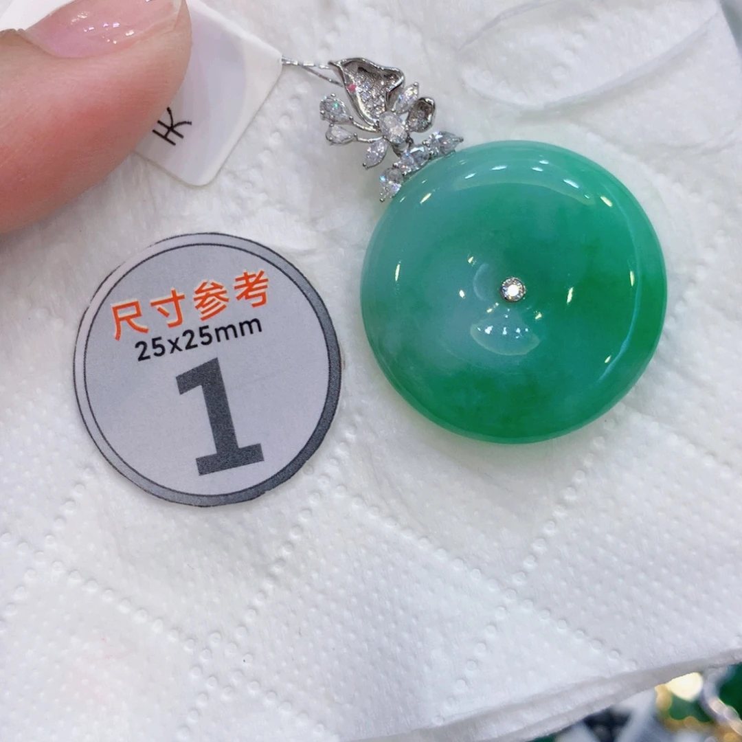 颈饰18K金镶嵌翡翠扣
