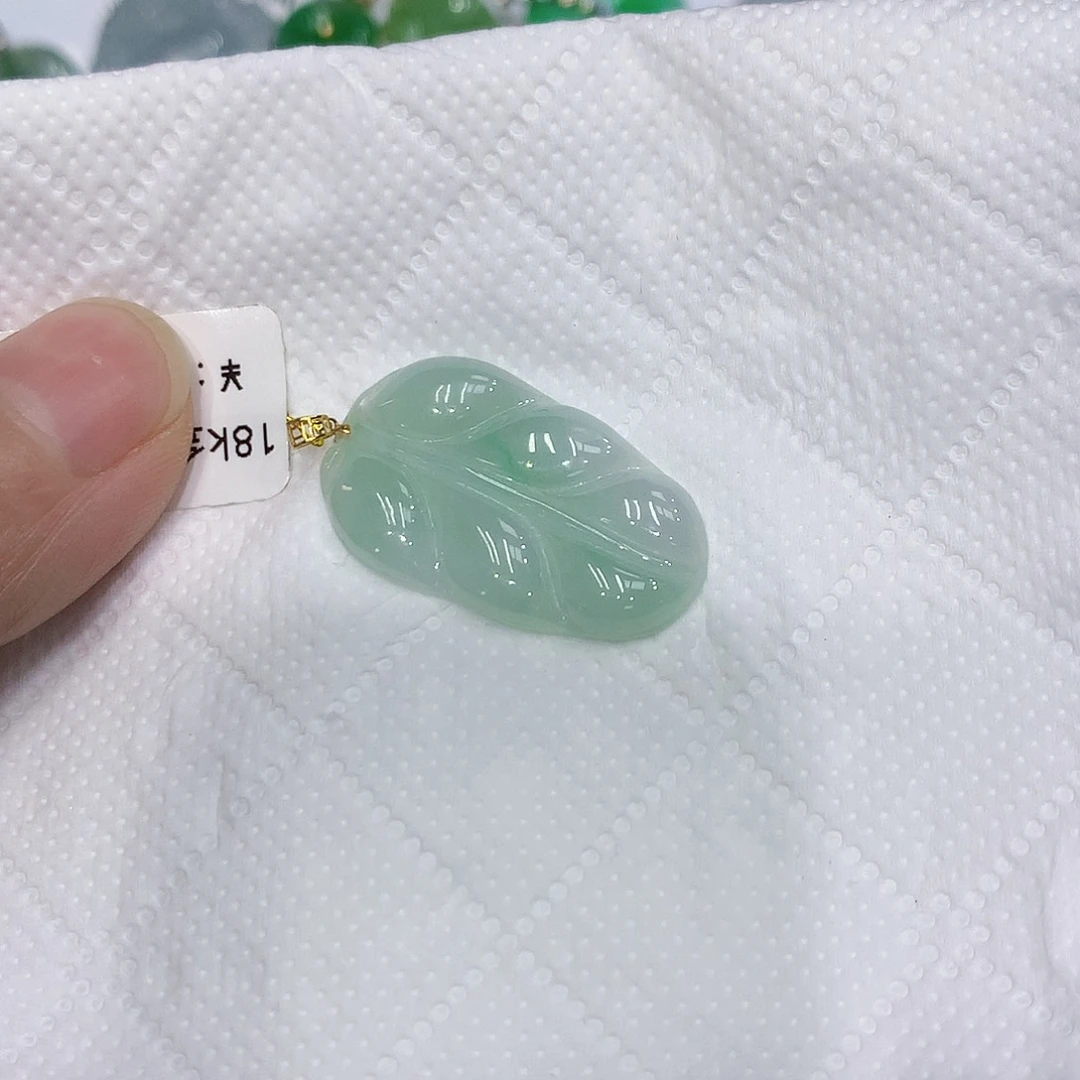 翡翠18K金镶嵌颈饰叶子