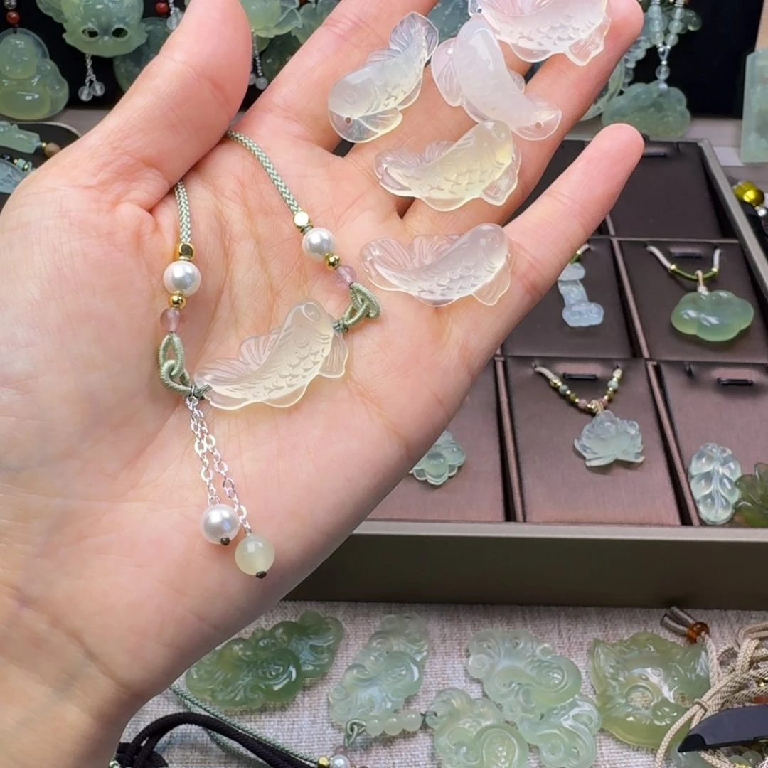 岫玉未镶嵌吊坠(赠链)一个