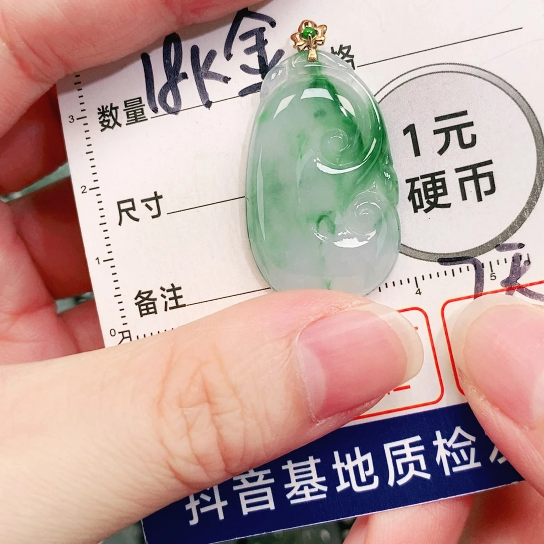 翡翠18K金镶嵌颈饰吊坠