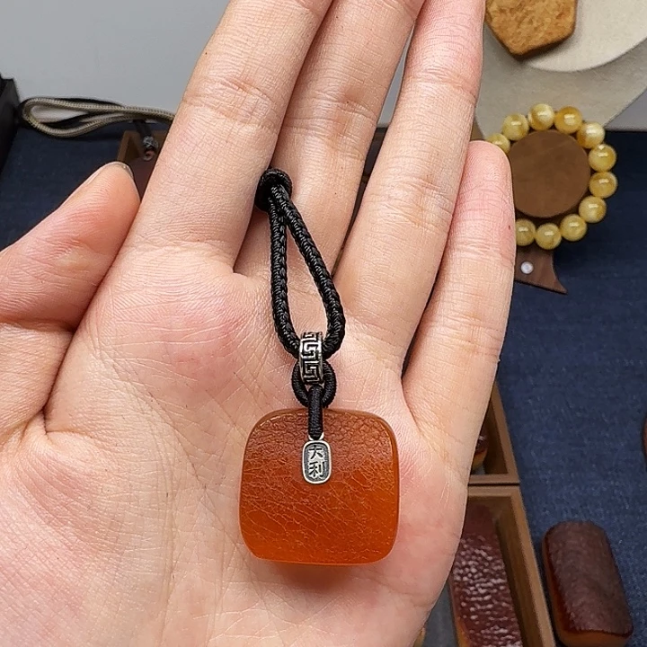 琥珀吊坠(赠链)未镶嵌